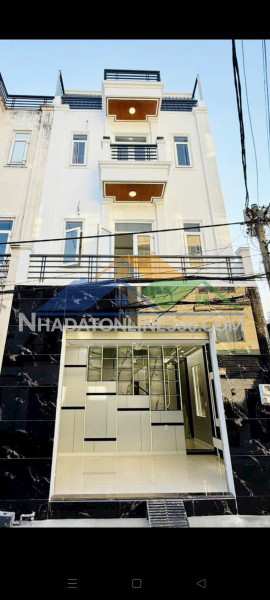 Bán căn nhà mặt tiền hẻm thạnh xuân 33 quận 12 
dt 5,5 x 9,5m 1 trệt 3 lầu , 4 pn , 
sân thượng trước và sau , 4 wc 
nhà xây kiên cố chắc chắn 
vừa ở vừa kết