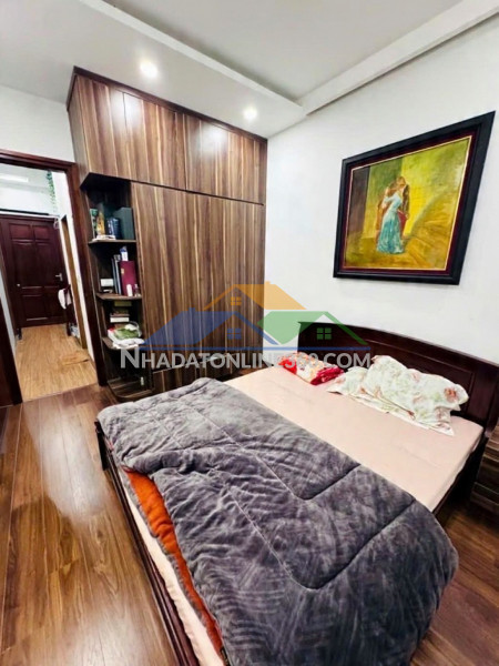 Bán nhà cấu giấy 40m giá 10,5 tỷ gần ô tô tránh,ngõ thông