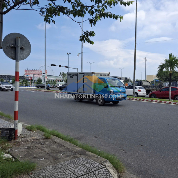 Lô góc  – đường 30m – vỉa hè 10m

chuẩn showroom – ngân hàng – trụ sở doanh nghiệp