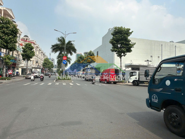 Nhà phố mtkd 5 lầu có hầm ngay kdc cityland p10 ngang 5m 100m2 view lotte mart 25 tỷ.