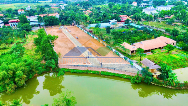 Cổ đông mặt hồ 100m2 mặt tiền 8m full thổ cư 2ty9