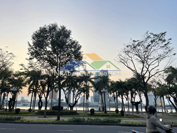 Bán mặt tiền trần hưng đạo 250m2, ngang 10m, sát cầu sông hàn, giá 85 tỷ
