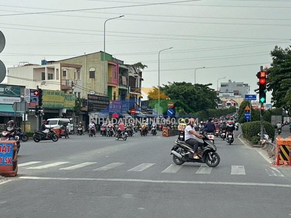 Ngộp bank chỉ 38 tỷ có tòa nhà 6 tầng mt hà huy giáp q12 ngang 14m 280m2 ngay ngã 4 ga.