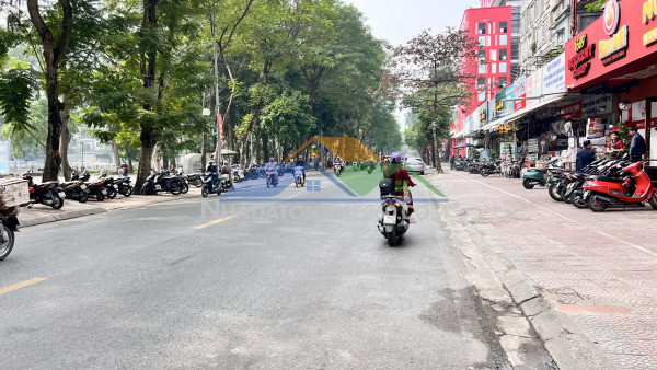 Bán nhà ngọc lâm, 2 mặt ngõ, ôtô vào nhà, mặt tiền 8.4m, gần vườn hoa bến xe