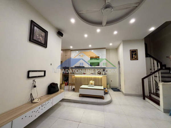 Cho thuê nhà âu cơ 55m2, 3t, 5m, 3n, 3vs, 14 triệu, nguyên căn, ô tô.