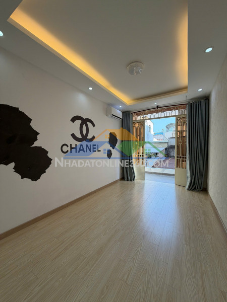 Cực hiếm! nhà mới 3 tầng cao đạt q5 - hẻm 4m thông - chỉ hơn 5 tỷ xách vali vào ở ngay