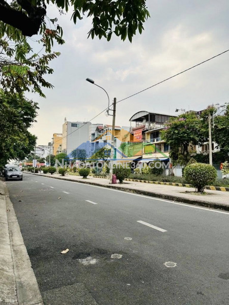 Mặt tiền view công viên – đường 30m vỉa hè rộng – gần chợ f18 85m chỉ 12.x