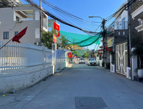 Bán đất mặt ngõ 473 đông hải – ngõ thông ô tô chạy vòng quanh
vị trí đẹp – gần khu công nghiệp – tiện đầu tư