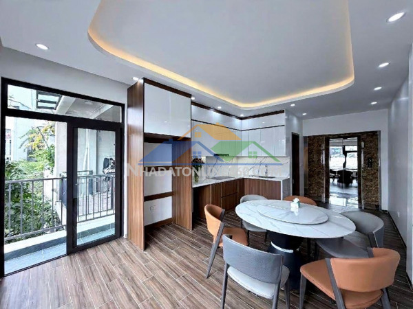 Lạc long quân 40m x7 tầng thang máy 17,5 tỷ-10m ra phố,ô tô đỗ cửa