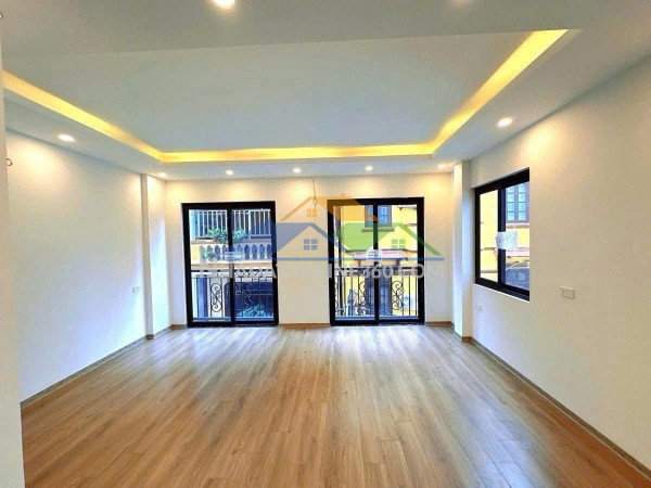 Mặt ngõ kinh doanh - view hồ - lô góc 3 mặt ngõ - gara ô tô - thang máy-- đẳng cấp-hoàng quốc việt 55m , 5t, mt5.2m,