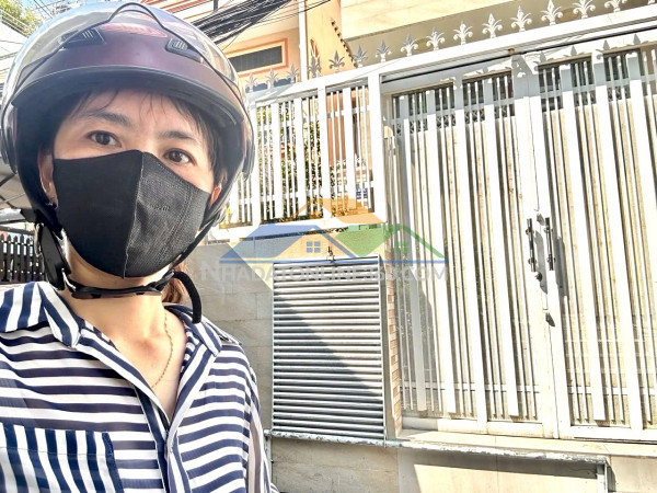 Bán nhanh nhà- đ. đoàn văn bơ ngang 5.6m- dt 84m2 - chòa chỉ 8 đồng mốt- lưu thông tôn đản - xóm chiếu- gần trường đại học nguyễn tất thành.