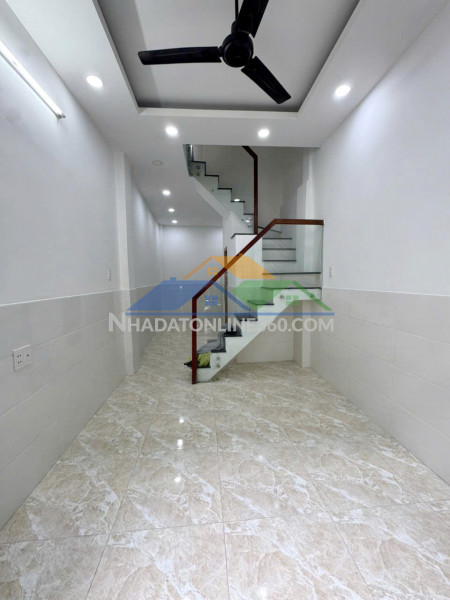 Nhà 3 tầng mới đường phạm hùng p.chánh hưng. giá 4,180 tỷ bớt lộc