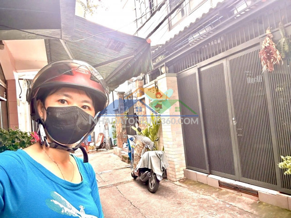 Bán nhà q4 siêu đẹp- với 72m2- ngang lớn 4.9m chào chỉ 9đồng nhỉnh- lưu thông qua q8- q1 - gần trường nguyễn tất thành.