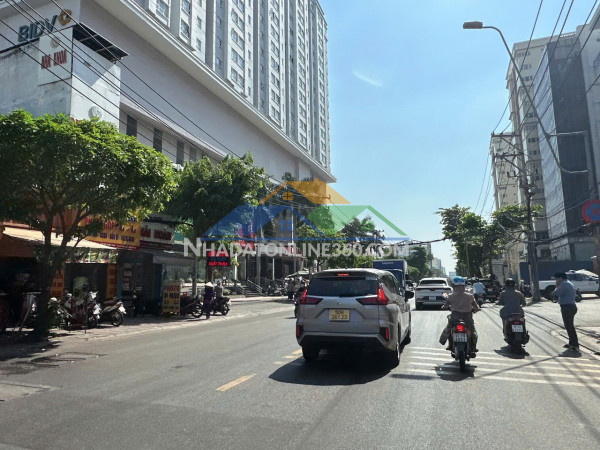 Nhà mtkd 5 lầu ngang 5.5m 176m2 ngay vincom nguyễn xí bình thạnh kd dòng tiền 34.9 tỷ.