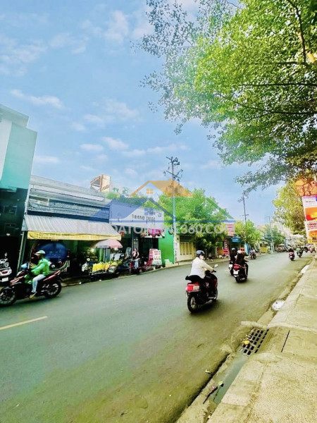 Thoại ngọc hầu  mặt tiền giá hẻm  ngang 5.3m nở hậu  2 tầng  100m  chỉ 10.x