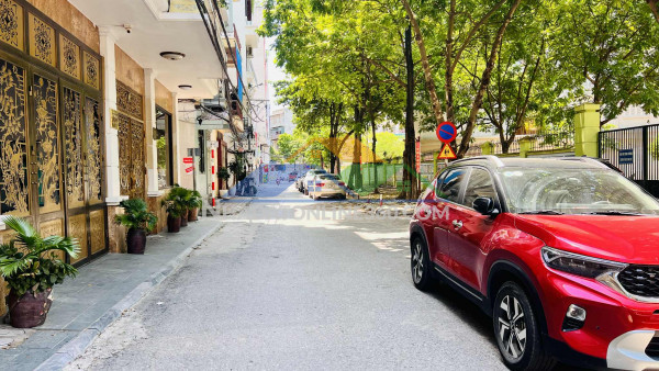 Nhà đẹp nguyễn văn cừ, lô góc,6 tầng  thang máy, ôtô vào nhà