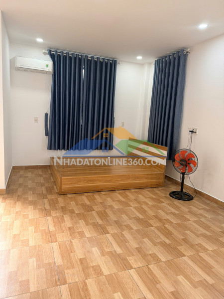 Cho thuê nguyên tầng 3, dt: 25m2, giá tốt gần bến xe giáp bát, ga...