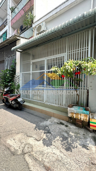 Nhà 1 lầu 4x13m cách mt phạm hùng 2 căn hxh p4q8