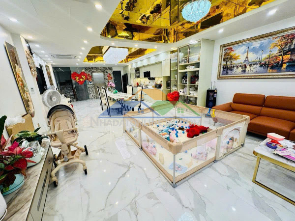 Hoa hậu phố trạm - mới kính koong - 8 tầng - thang máy - gara 2 ô tô , nội thất cao cấp