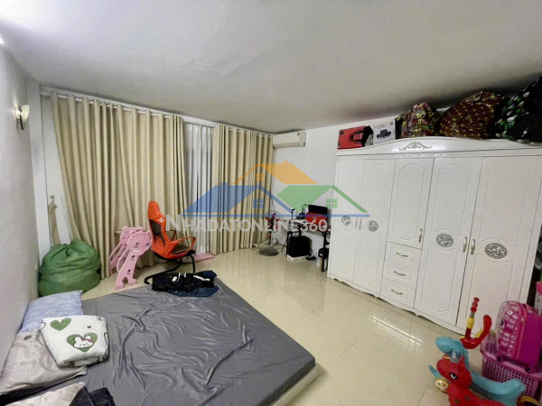 Bán nhà vị trí đẹp đường thach bàn - long biên - hn.