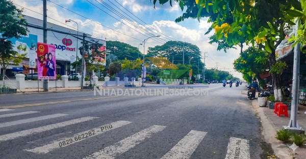 Bán nhà mặt tiền kế công viên p.2 sa đéc, đ.tháp. dt 100m2, 3pn, sổ hồng, giá 3.15 tỷ.