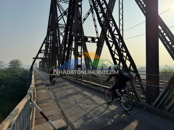 Anh trai tôi cần bán căn lô góc, 3 tầng, 2 mặt thoáng tại bồ đề, long biên, dt: 60.3m2, mt 5.2m, ô tô cách 50m. nhà xây kcbt cực kỳ chắc chắn