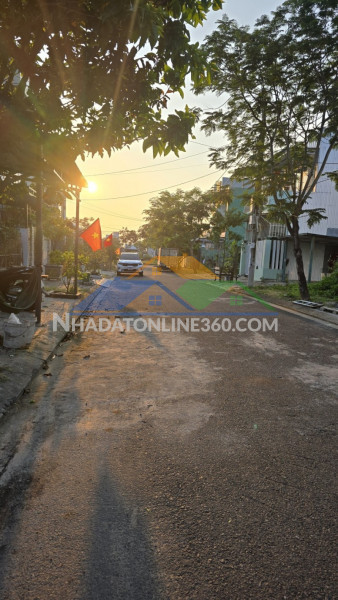 Đất mt ban ban 11, 100m2, đường 5.5m, khu dân cư tốt, giá 4.2 tỷ