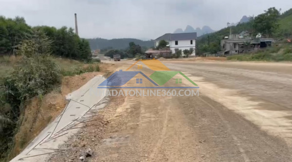 Đất đẹp tổng diện tích hơn 800m2 - cách mặt đường ql6 chỉ gần 100m - gần khu công nghiệp