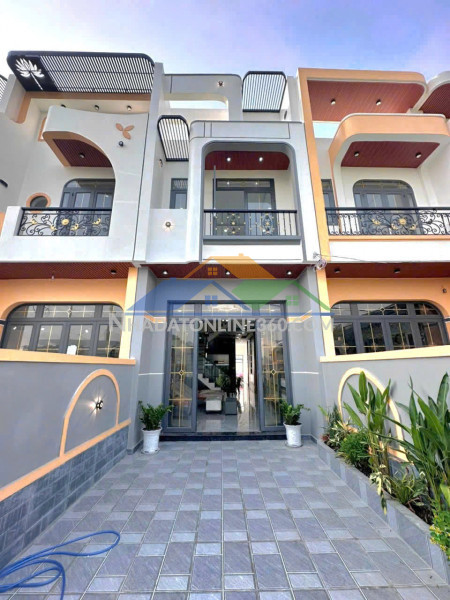 Nhà xây mới 2 tầng gần UBND xã Bến Lức , DT 100m2, nhận nhà ngay