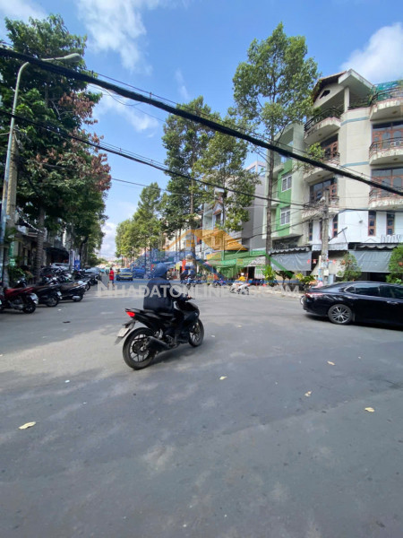 Bán đất tặng nhà ung văn khiêm, bình thạnh, 150m2, hxh 15m, xây cao, giá 20 tỷ