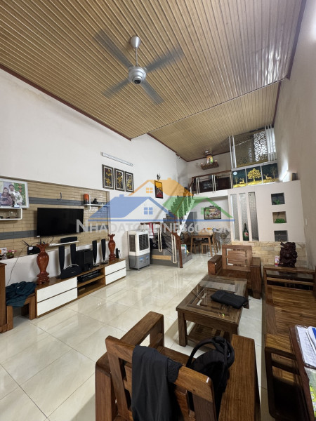 Nhà sát lê đại hành, 104m2 ngang 6m, ô tô vào nhà, giá 4.5 tỷ