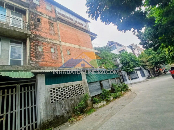 Chính chủ cần bán căn biệt thự liền kề lô góc thoáng khoang phùng, đường nội khu rộng, vỉa hè thoáng, ô tô dừng đỗ thuận tiện, phù hợp khách hàng cần nhà để ở,