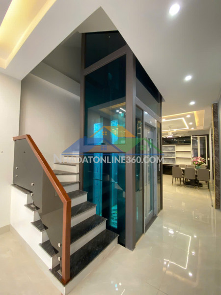 Bán nhà 4 tầng cầu thang máy hiện đại nằm ngay mặt đường ngô thì nhậm