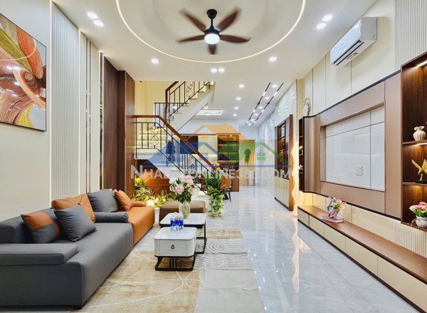 Nhà đẹp - 70m2 - 3 tầng lầu, sân thượng cực chill - ngay emart - vài bước ra mặt tiền - tặng full nội thất xịn - chỉ 7.x tỷ