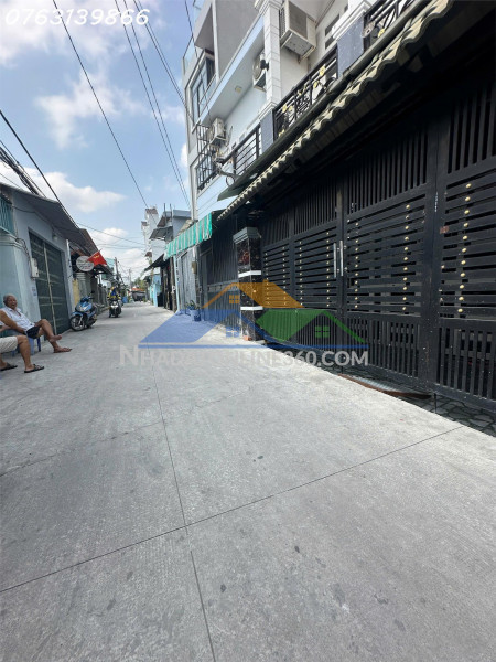 Chi 5. x tỷ- nhà 3 tầng- gần hoàng quốc việt- hxh 6m- ngang 5.5m- 2 lầu- hoàn công.