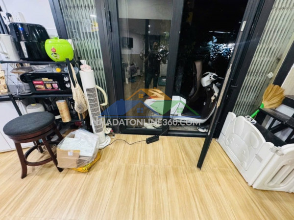 Bán nhà phú nhuận hẻm xe tải 120m2 2 tầng ngang 10 kd đỉnh hẻm thông hoàng văn thụ  ngợp bank gấp bán 8.9 tỷ.