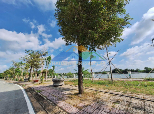 Lô góc 2 mặt tiền, kdc bộ công an, 15x22m, đối diện công viên