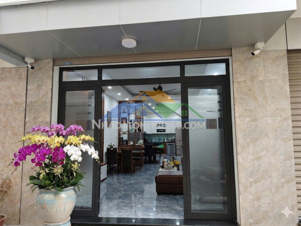 Nhà đẹp dân xây-sổ hoa hậu-oto vào nhà-ngõ rộng 5m thông tứ tung-nội thất cao cấp-khu đáng sống- nhỉnh 11 tỷ