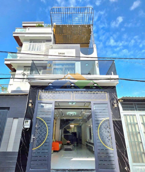 Nhà 3 tầng nguy nga, xe hơi đổ cửa, cách phú mỹ hưng 10 phút, 8.6 tỷ