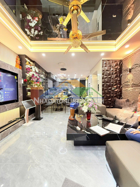 Một căn duy nhất lạc long quân lô góc , thang máy ở ngay 58m 6tầng 15.2tỷ