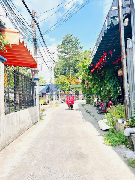 Nhà shr 1 sẹc song hành ngang lớn hiếm kinh doanh đỉnh.
vị trí: trung tâm thị trấn hóc môn.
1 sẹc cách đường song hành chỉ 15m.
đường trước nhà 5m thông