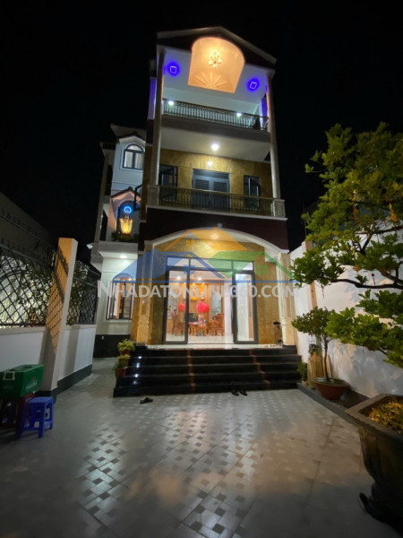 Bán biệt thự sân vườn, tam phú, thủ đức, tp hcm. dt  293m2, 3 tầng. giá 11.9 tỷ, sổ hồng, lh: 0933125879