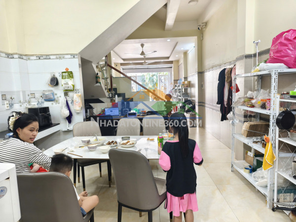 Bán nhà mặt phố đường b, dĩ an, tp hcm. dt  92m2, 4 tầng, 5pn - giá 12.4 tỷ