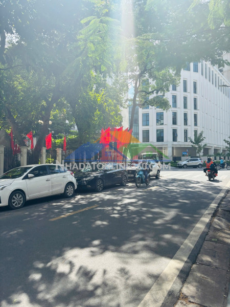 Bán nhà bà triệu, mặt phố khu vip, tòa building 8 tầng, 100m2, mặt tiền 10m