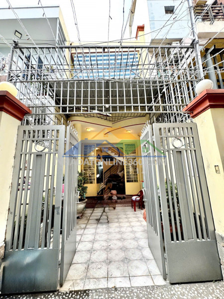 Giáp q1 – nhà 2 tầng 4pn – chính chủ lâu đời – thương lượng tốt