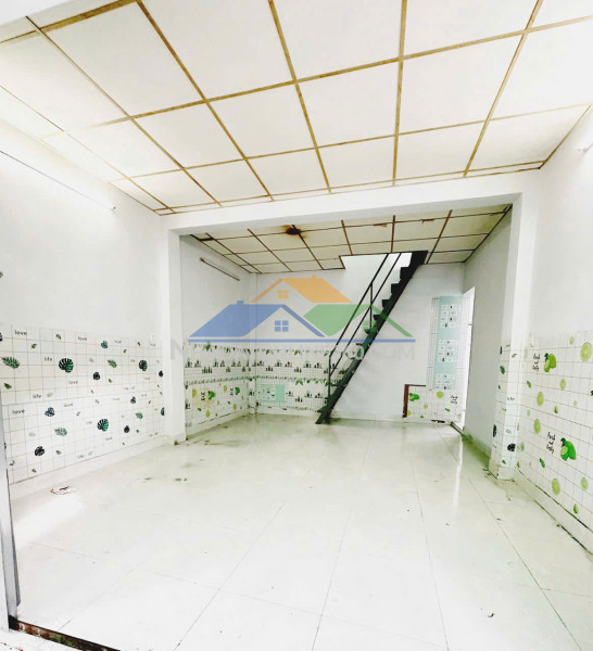 Nhà 1 lầu nở hậu ngay chợ ba đình p10q8 (p.chánh hưng)