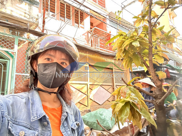 Bán nhà đ.đoàn văn bơ- 5 tầng đẹp vào ở ngay- xe hơi đậu cửa-  kế bên trường nguyễn trãi - đ.nguyễn tất thành.