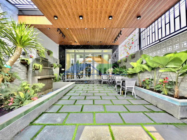 Nhà có sân vườn rộng, 143m2, cạnh phú mỹ hưng, chỉ hơn 7 tỷ, đầy đủ nội thất