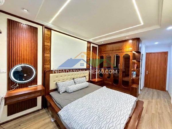 Nguyễn khang 36m x7 tầng thang máy 13,6 tỷ gần phố,vf3 đỗ cửa,ngõ thông