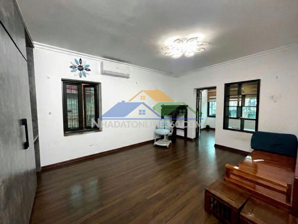 Tập thể nghĩa tân 60m 2 ngủ giá 4,5 tỷ ô tô đỗ chân tòa